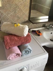 sterta ręczników na zlewie w obiekcie Tzitzifianaki Cozy Apartment w Chanii