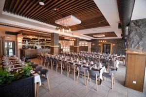 ein Festsaal mit Tischen und Stühlen in einem Restaurant in der Unterkunft Geography in Riwne