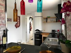 A kitchen or kitchenette at Studio "MOSAICO" WITH PARKING, AIR CONDITIONER, POOL, FIBRE OPTIC 600mb INCLUDED
