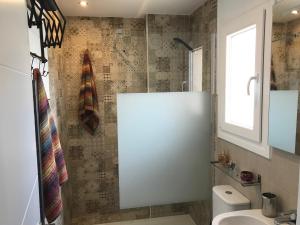 A bathroom at Studio "MOSAICO" WITH PARKING, AIR CONDITIONER, POOL, FIBRE OPTIC 600mb INCLUDED