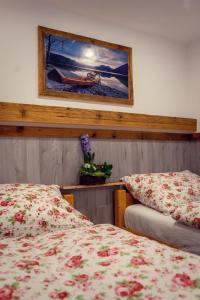 ein Schlafzimmer mit 2 Betten und einem Wandgemälde in der Unterkunft Ferienwohnung Grundlsee, Willkommen in MaMi's Ferienwohnung in Grundlsee