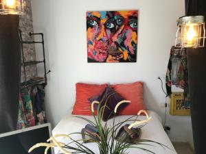 A seating area at Studio "MOSAICO" WITH PARKING, AIR CONDITIONER, POOL, FIBRE OPTIC 600mb INCLUDED