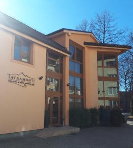 un bâtiment avec un panneau à l'avant dans l'établissement Garni Hotel Tatramonti, à Poprad