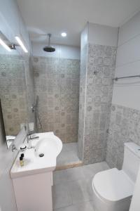 Ванна кімната в Promenade Hotel