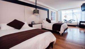 Cama ou camas em um quarto em Le Parc Hotel, Beyond Stars