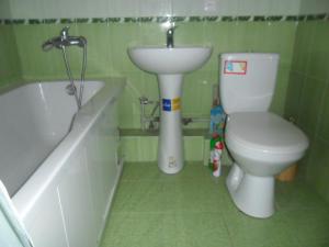 uma casa de banho com um WC, um lavatório e uma banheira em проспект Олександра Поля (пр. Кірова) em Dnipro