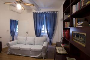 ラパッロにあるCentro Storico Al Mareのリビングルーム(白いソファ、青いカーテン付)
