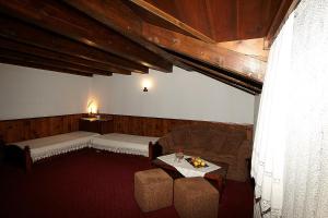 Posezení v ubytování Family hotel Makedonska Kruchma