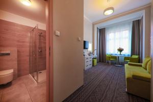 łazienka z prysznicem i salon w obiekcie Hotel *** NAT Krynica Zdrój w mieście Krynica Zdrój