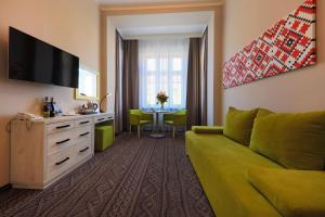 Telewizja i/lub zestaw kina domowego w obiekcie Hotel *** NAT Krynica Zdrój