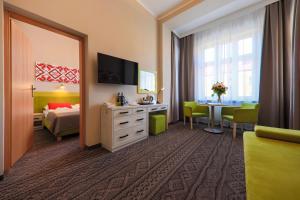 Telewizja i/lub zestaw kina domowego w obiekcie Hotel *** NAT Krynica Zdrój