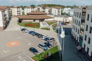 una vista aérea de un aparcamiento en una ciudad en Hotel Complex Lubim, en Yaroslavl
