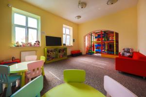 Telewizja i/lub zestaw kina domowego w obiekcie Hotel *** NAT Krynica Zdrój