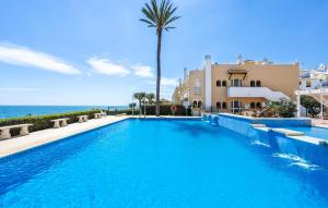 Бассейн в Beach View Playa Del Moral или поблизости