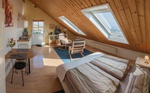 1 dormitorio con cama, escritorio y mesa en Domaine Beauregard en Rolle
