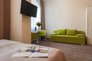 Telewizja i/lub zestaw kina domowego w obiekcie Hotel *** NAT Krynica Zdrój