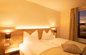 Postel nebo postele na pokoji v ubytování Hotel & Gutsgasthaus Köberle