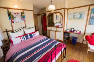 Tempat tidur dalam kamar di Heatherbell Cottage Guest Accommodation