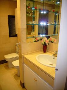 ベニドルムにあるSanta Margarita - Fincas Arenaのバスルーム(洗面台、トイレ、鏡付)