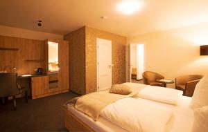 Postel nebo postele na pokoji v ubytování Hotel & Gutsgasthaus Köberle