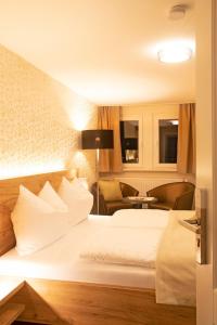 Postel nebo postele na pokoji v ubytování Hotel & Gutsgasthaus Köberle