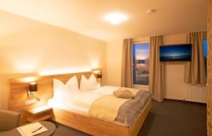 Postel nebo postele na pokoji v ubytování Hotel & Gutsgasthaus Köberle