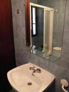 a bathroom with a sink and a mirror at Gemelos 2 II - Fincas Arena in Benidorm