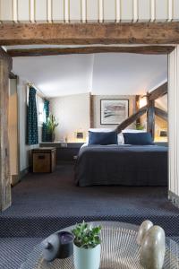 A bed or beds in a room at Hôtel Le Relais Saint-Germain