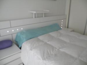 ベニドルムにあるGemelos 28 II - Fincas Arenaの白いベッド(青い枕付)