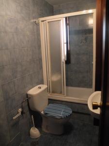 a bathroom with a toilet with a shower and a sink at Gemelos 2 II - Fincas Arena in Benidorm