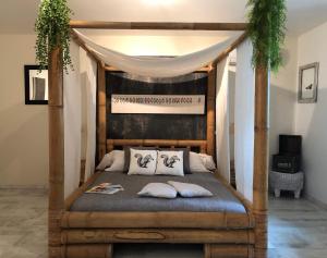 Tempat tidur dalam kamar di L'Ilot Vignes