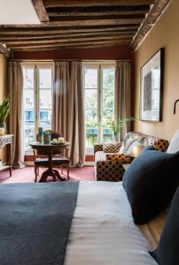 Un pat sau paturi într-o cameră la Hôtel Le Relais Saint-Germain