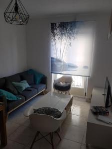 sala de estar con sofá y mesa en El Loft de Emma, en Béjar