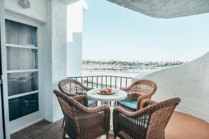d'une terrasse avec une table et des chaises sur un balcon. dans l'établissement CARABELA 92, à Alcúdia