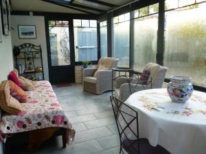 Habitación con mesa, sillas y ventanas. en La Jarrie Leduc, en La Jarrie