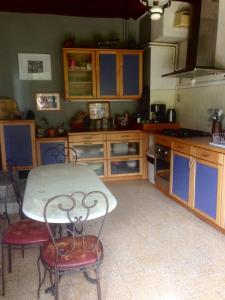 una cocina con mesa y sillas. en Longère de charme, à 40 MN du Stade de France - Joli hameau, calme, cheminée, en Esches