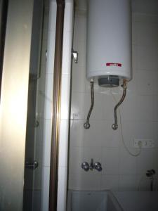 y baño con ducha, lavabo y tanque. en Islandia - Fincas Arena, en Benidorm