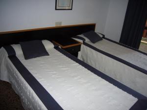 duas camas num quarto de hotel ao lado um do outro em Islandia - Fincas Arena em Benidorm
