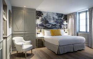 パリにあるシャルル Vのベッドルーム1室(ベッド1台、椅子、デスク付)