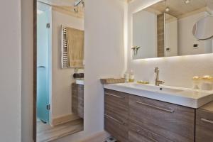 a bathroom with a sink and a mirror at Casa Metropolis in Apérion