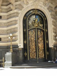 une grande porte dorée dans un bâtiment dans l'établissement Excelente departamento en Retiro, à Buenos Aires