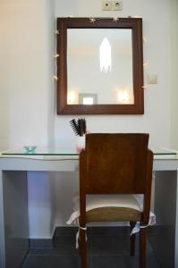a glass desk with a chair in front of a mirror at Hillside Kolona View Villa in Mérikhas