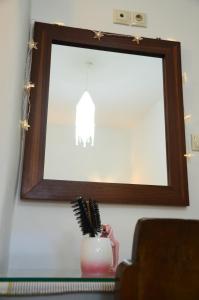 a mirror with a toothbrush in a pink vase at Hillside Kolona View Villa in Mérikhas