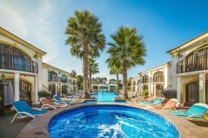 Bazén v ubytování Aparthotel Serena Dream nebo v jeho okolí