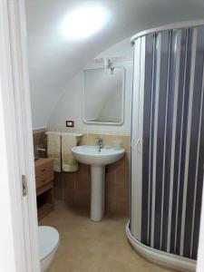 ein Badezimmer mit Waschbecken und Spiegel in der Unterkunft Casa Martina in Peschici