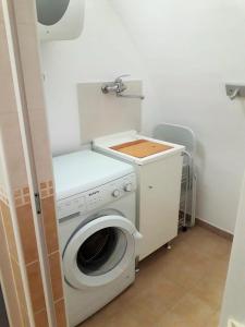 eine Waschküche mit Waschmaschine und Unterlegscheibe in der Unterkunft Casa Martina in Peschici