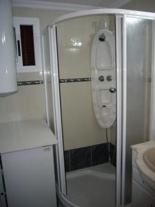 ベニドルムにあるPrincipado Europa - Fincas Arenaのバスルーム(シャワー、トイレ、洗面台付)