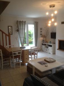 a kitchen and living room with a table and chairs at Domaine de Praline maison de Fouesnant in Fouesnant