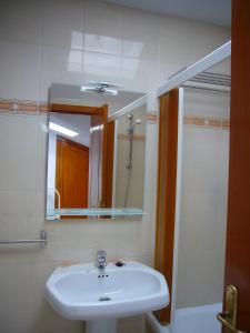 ベニドルムにあるResidencial Paraiso - Fincas Arenaのバスルーム(シンク、鏡、シャワー付)