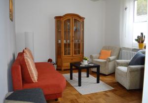 - un salon avec deux chaises et une table dans l'établissement Deine Ferienwohnung, à Falkenstein
